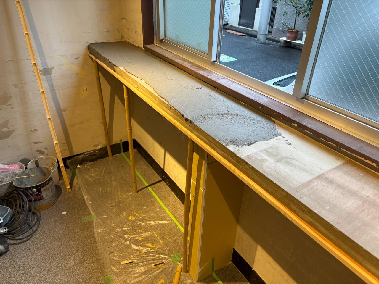 築地　BAR　モルタル仕上げ