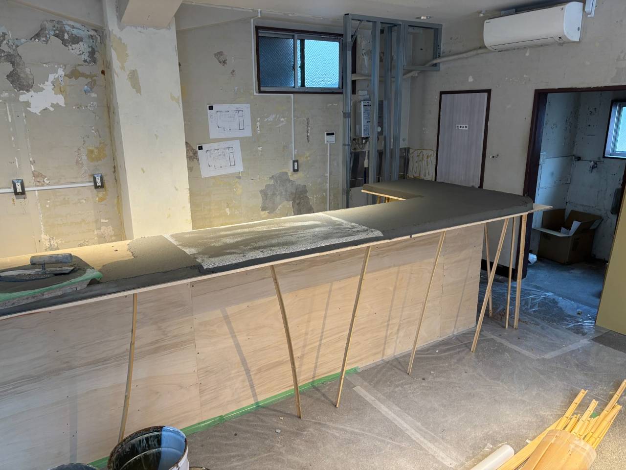 築地　BAR　モルタル仕上げ カウンターテーブル